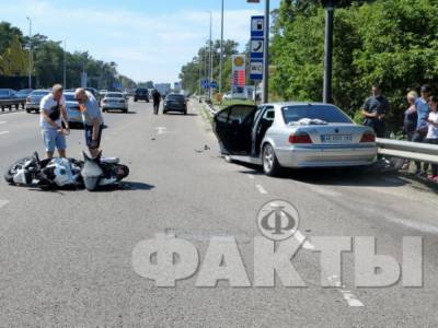 На Житомирской трассе под Киевом произошло жесткое ДТП: авто BMW столкнулось с байком
