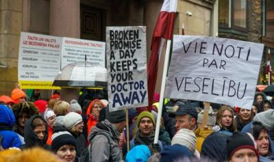 Плечом к плечу: медики поддержат преподавателей вузов Латвии в пикете за зарплаты