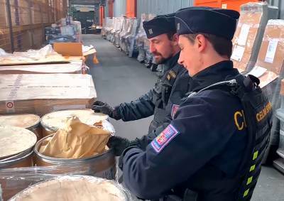 В Праге задержали 3 тонны химиката для производства метамфетамина