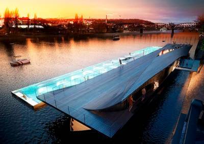Как будет выглядеть плавучий бассейн в центре Праги: видео