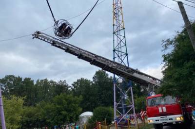В Екатеринбурге сломался экстремальный аттракцион: люди два часа провисели на высоте 10 метров