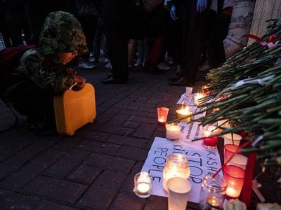 Стихийная акция памяти проходит в Минске: место гибели протестующего усыпали цветами