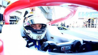 Российский пилот Шварцман стал вторым на барселонском этапе "Формулы-2"