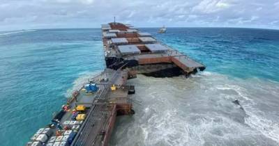 Раскололась пополам: на Маврикии из лодки вылилось более 1000 т нефти