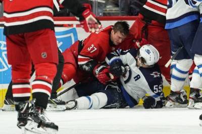 Свечников получил травму в матче НХЛ «Каролины» против «Бостона»