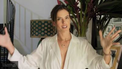 Бразильская модель Алессандра Амбросио показала фото без купальника