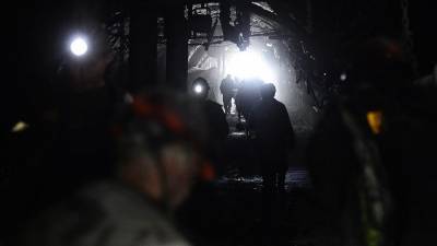 Один из пострадавших при обрушении на шахте в Кузбассе скончался