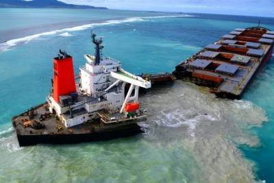 Севшее на мель у берегов Маврикия судно раскололось пополам