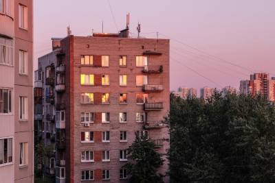 «Был в неадекватном состоянии»: новосибирец выпал с балкона 17 этажа
