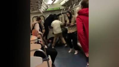 В вагоне петербургского метро во время драки распылили перцовый баллончик