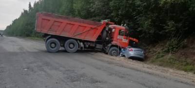Водитель легковушки погиб после столкновения с грузовиком на трассе в Карелии