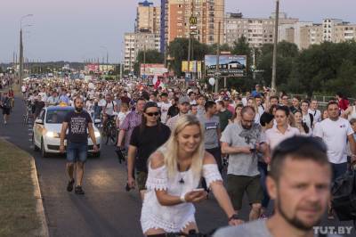 В белорусском Бресте около 20 тыс. человек прошли колонной по городу