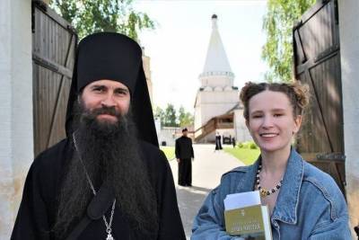 Настоятель монастыря в Тверской области пообщался с кумиром своих учеников и взял у нее интервью