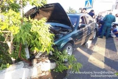 На Цицернакабердском шоссе в Ереване произошла автомобильная авария: есть пострадавший
