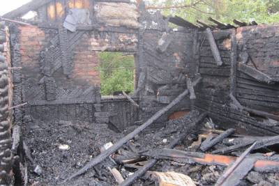 В Смоленске на Слободской сгорел жилой дом и сарай