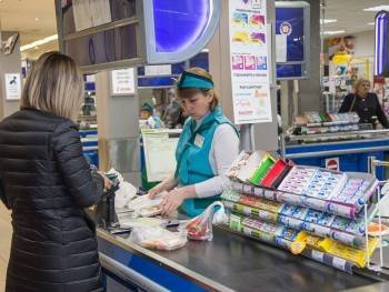Россиянам обещают, что они смогут пополнять банковские карты на кассах магазинов