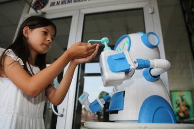 В Турции создали робота, помогающего противодействовать распространению COVID-19