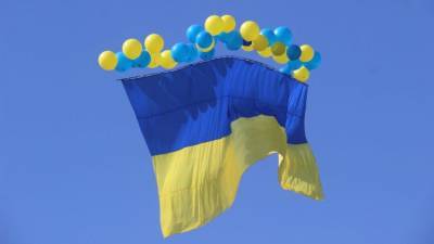 Украинские активисты запустили в Крым "прапор" на воздушных шариках