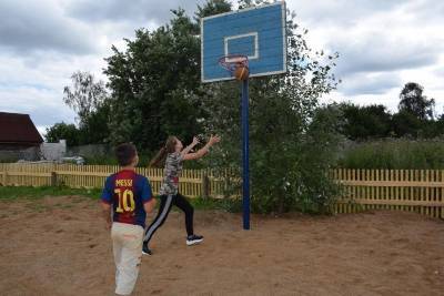 Жители смоленской деревни обустроили детскую и спортивную площадки