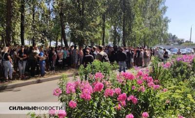 В Костюковке хоронят парня, который погиб после задержания на мирной акции — фото (обновляется)