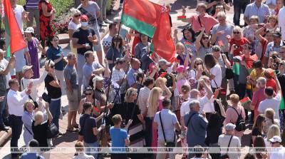 На площади Независимости в Минске люди собрались на митинг в поддержку мира и спокойствия в Беларуси