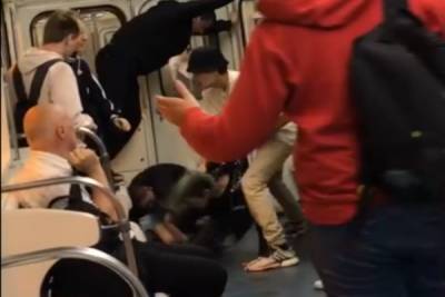 Во время драки в петербургском метро распылили перцовый баллончик