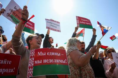 "За Батьку!": Сторонники Лукашенко собрались в центре Минска