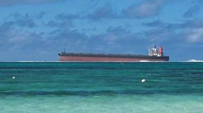 Японский танкер разломался пополам из-за сильных волн у побережья Маврикия