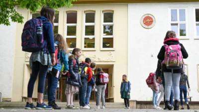 В Германии только возобновили обучение в школах, но уже снова отправили по домам сотни учеников