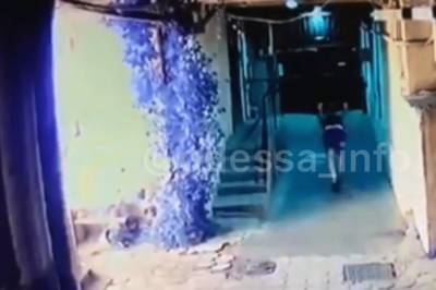 В Одессе ночью мужчина поджег жилой дом и устроил мощный взрыв (видео)