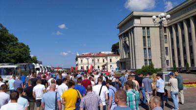 На митинг в Минске приехали премьер и глава администрации президента