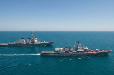 В порт Риги вошли два военных корабля НАТО