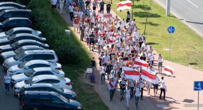 В центр Минска движется большая колонна оппозиционеров (фото)