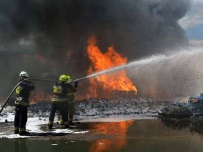 Крупный пожар в Днепре: уничтожены два автомобиля и катер