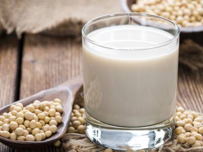 Нутрициолог рассказала о вреде и пользе растительного молока