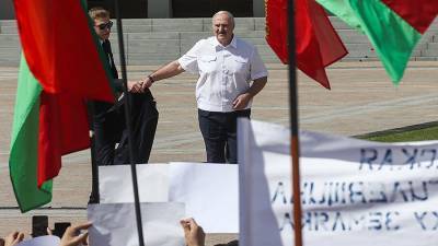 Лукашенко вышел на трибуну к участникам митинга в Минске