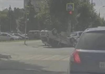 Опубликовано видео с места ДТП с перевернувшейся машиной на Есенина