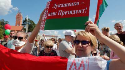Лукашенко вышел на трибуну на митинге в поддержку власти