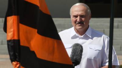 Лукашенко поблагодарил белорусов за то, что они его терпят