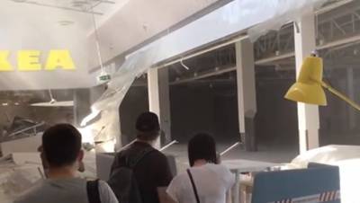 В ТРЦ "Мега Дыбенко" рухнула одна из стен
