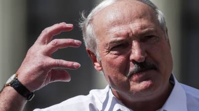 Лукашенко заявил, что впервые в жизни встал на колени