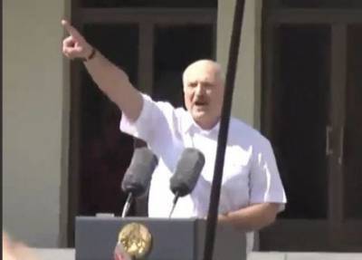 Лукашенко на коленях благодарит народ