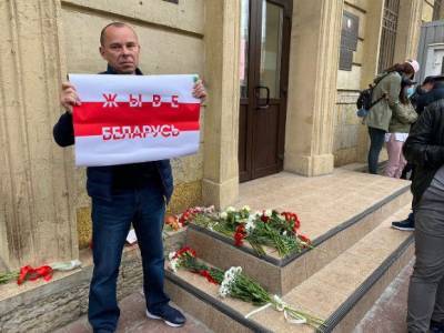 Петербуржцы снова вышли на акцию солидарности к стенам консульства Беларуси