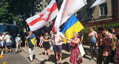 "Нет значит нет, Саша": в центре Киева проходят автопробег и марш солидарности с белорусами (фото)