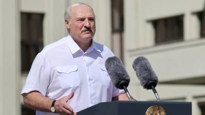 Лукашенко заявил, что стоит перед белорусами на коленях
