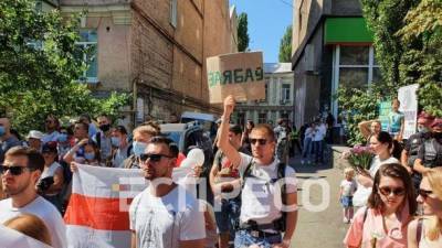 Киевляне митингуют под посольством Беларуси с плакатами "Коли з нами Бог, то хто проти нас?", "Тобі кінець" и «Ні, значить ні, Саша"