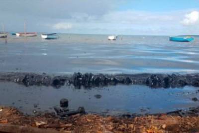 Застрявший у берегов Маврикия танкер раскололся пополам