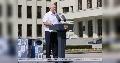 Лукашенко сказал белорусам, что стоит перед ними на коленях, но так и не встал: появилось видео