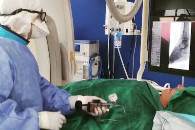 Петербургские врачи провели первую эндоваскулярную операцию пациенту с коронавирусом