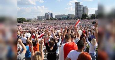На митинг в центре Минска вышли десятки тысяч людей: впечатляющие фото и видео